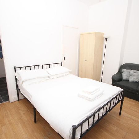 Barton Seaview, Self Catering Studio Apartments, Promenade & Central Beach Location, Families, Couples Or 23 Years Plus Only, Free Parking Blackpool Exteriér fotografie