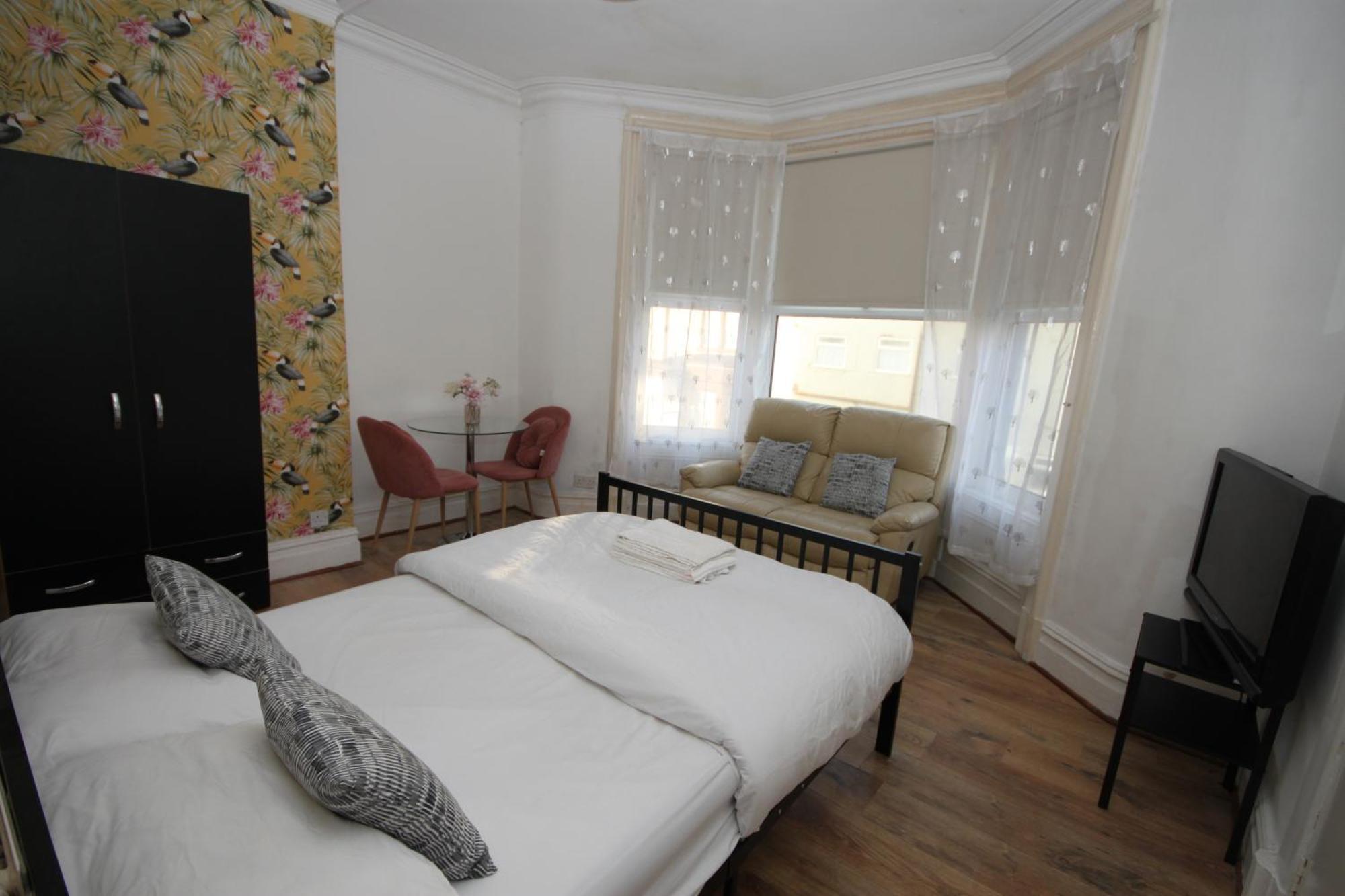 Barton Seaview, Self Catering Studio Apartments, Promenade & Central Beach Location, Families, Couples Or 23 Years Plus Only, Free Parking Blackpool Exteriér fotografie